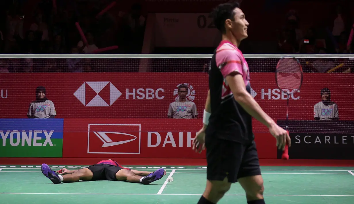 Pebulutangkis tunggal putra Indonesia, Chico Aura Dwi Wardoyo (kiri) tergeletak di atas lapangan setelah terkena backhand smash dari pebulutangkis tunggal putra Indonesia, Jonatan Chirstie pada laga final Indonesia Masters 2023 yang berlangsung di Istora Senayan, Jakarta, Minggu (29/01/2023). Chico kalah dari Jonatan Christie dengan skor 15-21 dan 13-21. (Bola.com/Bagaskara Lazuardi)