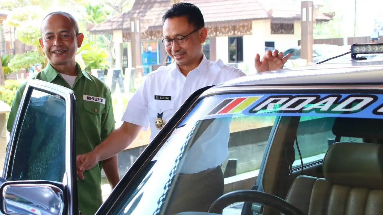Kota Pontianak menjadi start point pertama turing jelajah Kalimantan Komunitas Mercedes Benz W123 Club Bandung Indonesia (MBW123CBI). (Foto: Liputan6.com/Aceng Mukaram)