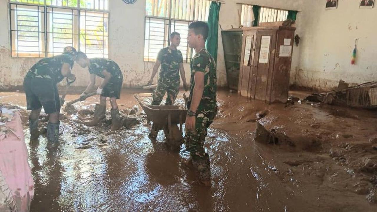TNI Intensifkan Pembersihan SDN di Tapteng, Percepat Aktivitas Belajar Pasca-Banjir