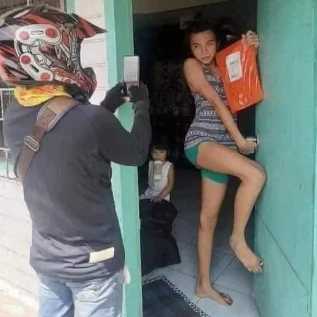 7 Potret Nyeleneh Orang Difoto Saat Terima Paket, Ada yang Siapkan Background