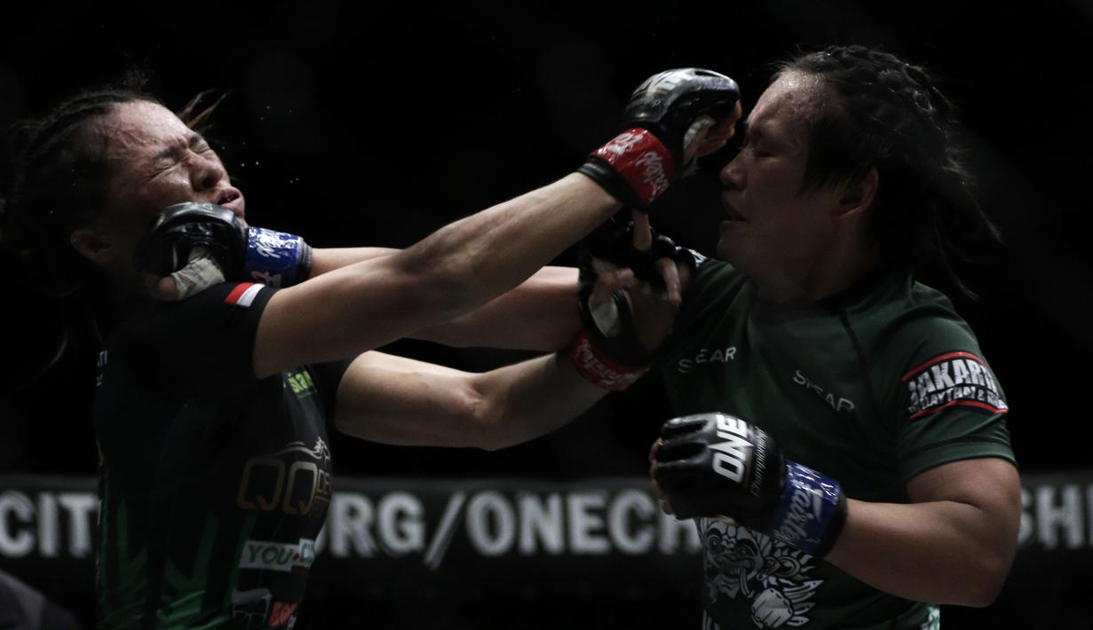 Petarung MMA asal Indonesia, Priscilla Lumban Gaol, saat melawan Bozhena Antoniyar pada laga ONE Championships: Dawn of Valor di Istora Senayan, Jakarta, Jumat (25/10). Priscilla menang atas Bozhena. (Bola.com/Yoppy Renato)