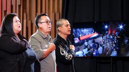 CEO Byon, Yoshua Marcellos (kanan), CEO VIP Emtek, Indra Yudhistira (tengah), dan Senior Vice President Content Vidio, Eva Stephanie Kurnia menyanyikan lagu Indonesia Raya saat konferensi pers Byon Combat Showbiz Volume 4 yang berlangsung di SCTV Tower, Jakarta, Senin (28/10/2024) siang WIB. (Bola.com/Bagaskara Lazuardi)