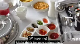 Taeyeon memperlihatkan menu sarapannya di hotel. Ada sereal, bubur dan masih banyak lagi yang tersimpak di tray bahwa mejanya. (Foto: YouTube/ Taeyeon Official)