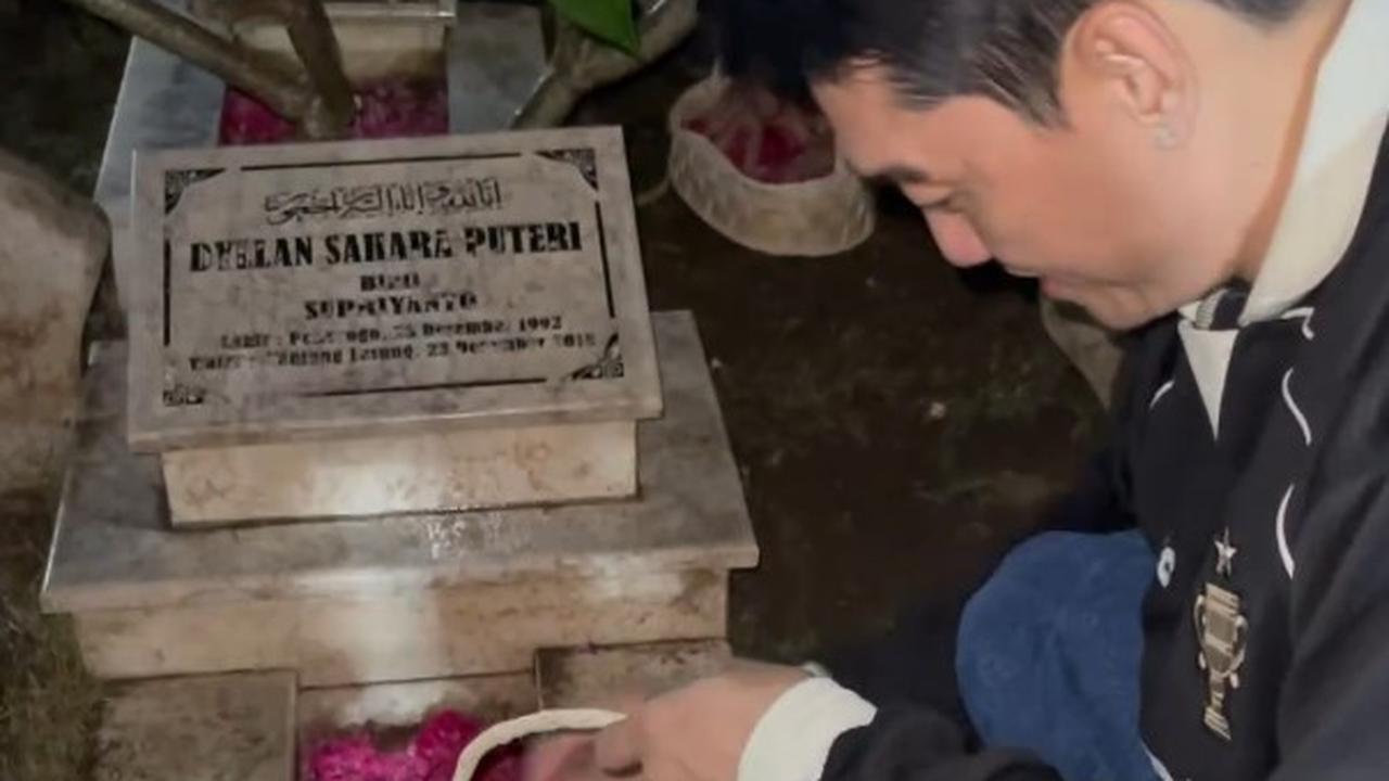 Ifan Seventeen Nyekar ke Makam Dylan Sahara, Ditemani Citra Monika