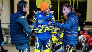 Momen Pedro Acosta (kanan) berbincang dengan Valentino Rossi (tengah). (X/VR46)