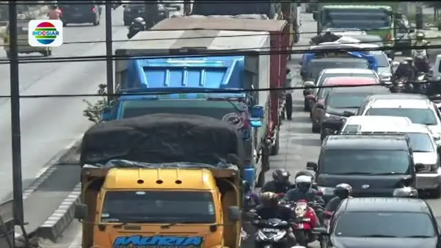 Jelang Lebaran 2017, sejumlah kendaraan mulai memadati kawasan jalur Pantura, Tegal, Jawa Tengah