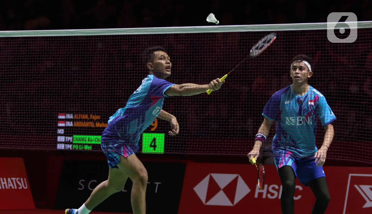 Pebulu tangkis ganda putra Indonesia Fajar Alfian/Muhammad Rian saat bertanding melawan pebulu tangkis ganda putra Taiwan Chang Ko Chi/Po Li Wei pada babak 16 besar turnamen Daihatsu Indonesia Masters 2023 di Istora Senayan, Jakarta, Kamis (26/1/2023). Fajar/Rian mengalahkan Chang Ko Chi/Po Li Wei dengan skor 13-21, 21-9, dan 21-14. (Liputan6.com/Herman Zakharia)