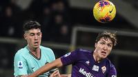 Penyerang Fiorentina, Federico Chiesa (kanan) berebut bola dengan bek Inter Milan,  Alessandro Bastoni pada pertandingan lanjutan Liga Serie A Italia di stadion Artemio-Franchi di Florence (15/12/2019). Inter Milan bermain imbang 1-1 atas Fiorentina. (AFP Photo/Filippo Monteforte)