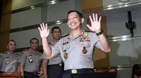 Komjen (Pol) Tito Karnavian memberikan salam kepada media pada Uji Kelayakan dan Kepatutan (Fit and Proper Test) oleh Komisi III DPR,Jakarta, (23/6).  Komjen Tito Karnavian merupakan calon tunggal Kepala Kepolisian RI. (Liputan6.com/Johan Tallo)