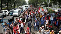 Kendaraan terjebak kemacetan saat melintas di Jalan Medan Merdeka Selatan, Jakarta, Selasa (6/10). Demo buruh yang berlangsung di depan Kementerian BUMN menyebaban kemacetan di sepanjang jalan tersebut. (Liputan6.com/Immanuel Antonius)