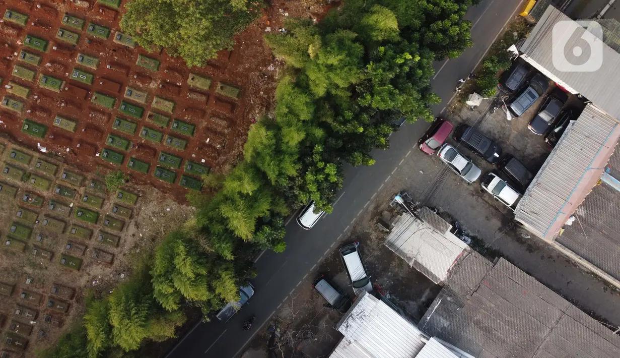 Foto udara lokasi pemakaman pasien terinfeksi COVID-19 di TPU Pondok Ranggon, Jakarta, Senin (10/8/2020). Berdasar data di web corona.jakarta.go.id, Senin (10/8), kasus positif Covid-19 di Jakarta 26.193 orang, 16.446 dinyatakan sembuh dan 940 meninggal dunia. (Liputan6.com/Helmi Fithriansyah)
