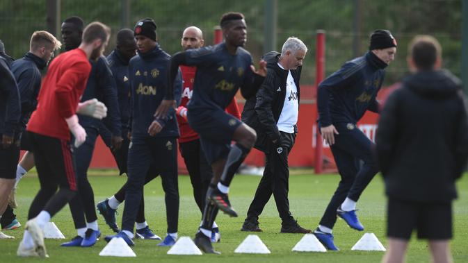 Manajer Manchester United (MU), Jose Mourinho (tengah) mengawasi latihan para pemain di Aon Training Complex, Manchester, Inggris. (Oli SCARFF/AFP)
