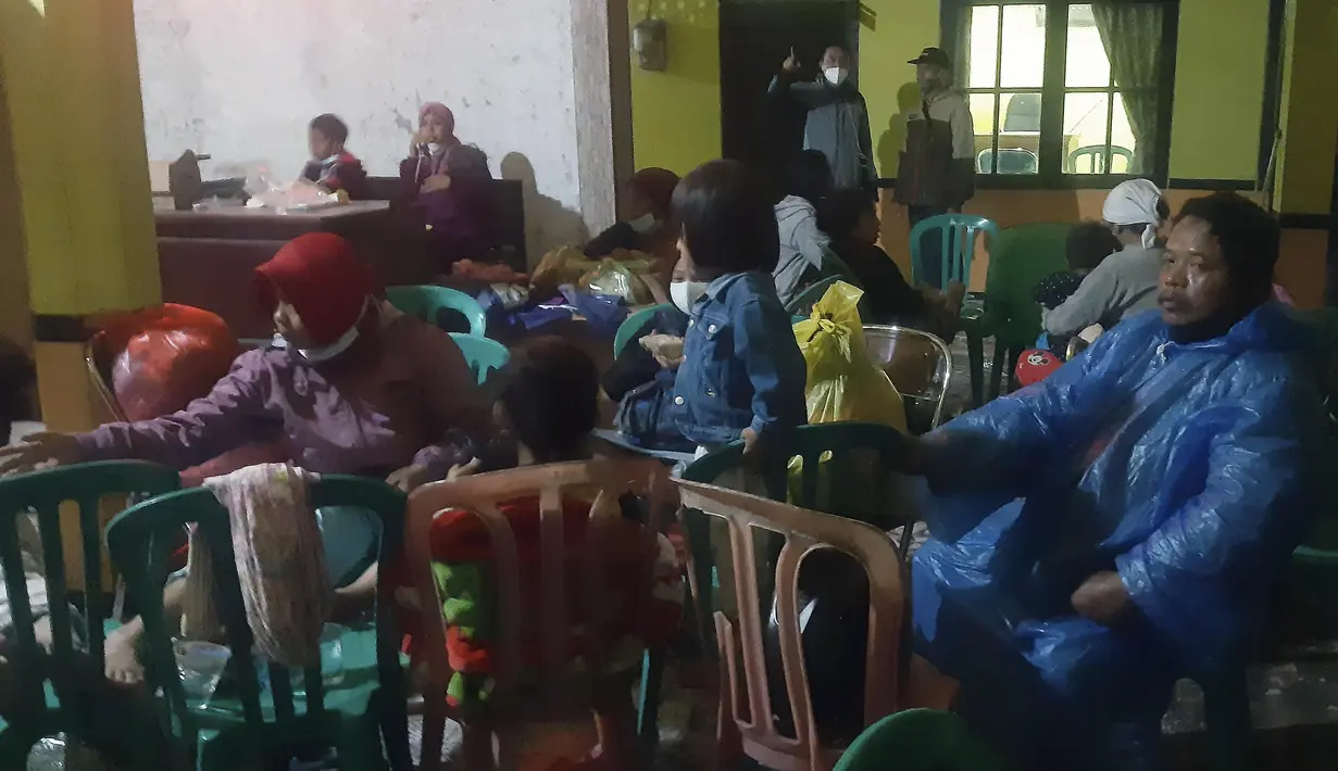Penduduk desa beristirahat di tempat penampungan sementara pasca erupsi Gunung Semeru, di desa Sumberwuluh, Lumajang, Jawa Timur (4/12/2021). Wakil Bupati Lumajang Indah Masdar juga menyampaikan korban luka bakar akibat erupsi Gunung Semeru di Jawa Timur mencapai 41 orang. (AP Photo/Rokhmad)