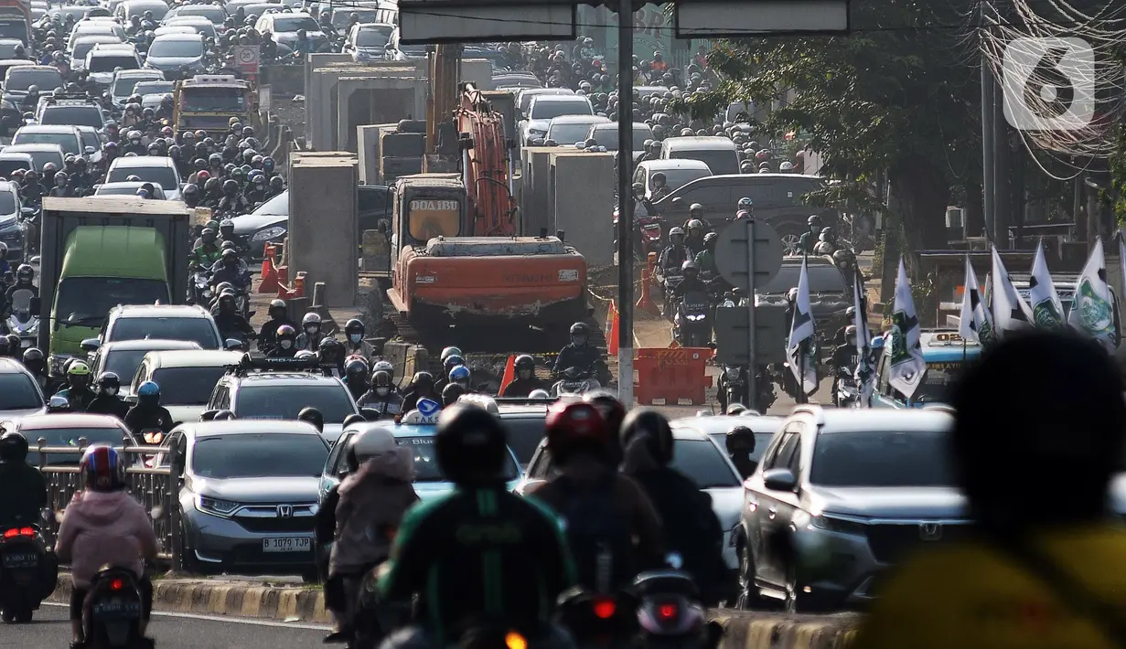 Pembangunan drainase di kawasan tersebut dilakukan untuk melancarkan arus air hujan agar tak lagi ada genangan air. (merdeka.com/Imam Buhori)