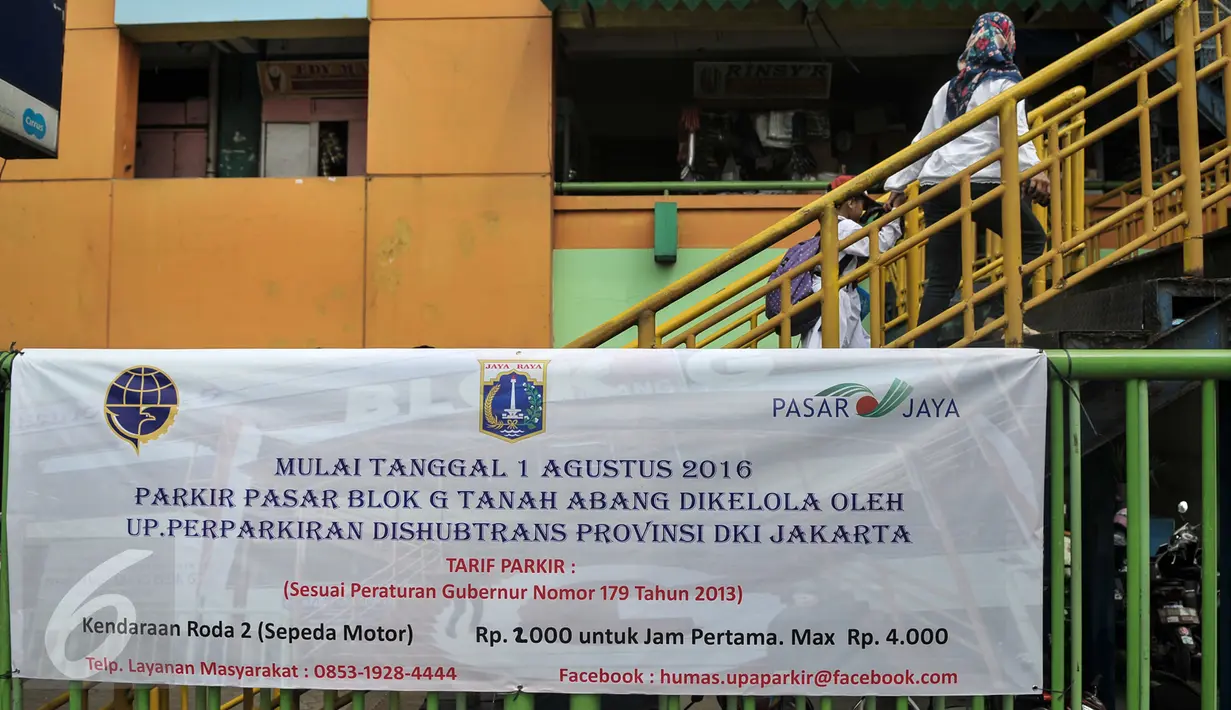 Spanduk pemberitahuan terpasang di PD Pasar Jaya Tanah Abang, Jakarta, Senin (1/8). Pemprov DKI melalui Badan Layanan Umum Daerah (BLUD) Perparkiran mengambil alih pengelolaan parkir 15 pasar PD Pasar Jaya. (Liputan6.com/Yoppy Renato)