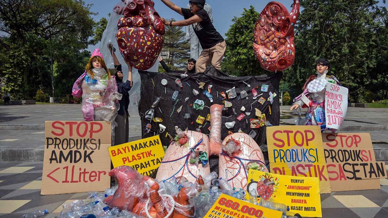 FOTO: Instalasi Jantung Rusak di Surabaya Serukan Bahaya Mikroplastik Bagi Manusia