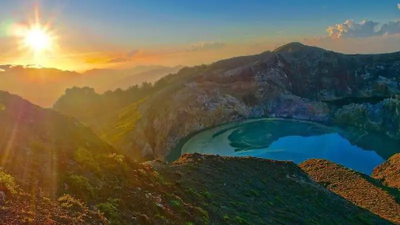 Tebaran pesona Indonesia menggema di puncak Kelimutu manakala rombongan seniman muda Ende berbaris berderet membentang mengitari tugu dan bersama menyanyikan lagu Indonesia Raya. 