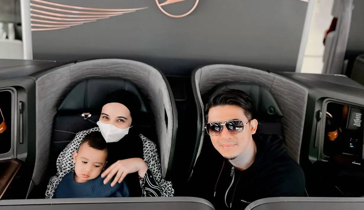 Begini potret Zaskia Sungkar bersama Irwansyah dan buah hatinya saat terbang menuju ke Belanda. Momen akhir tahun seperti ini memang menjadi salah satu momen tepat untuk menjalani liburan keluarga bersama. (Liputan6/IG/@irwansyah_15)