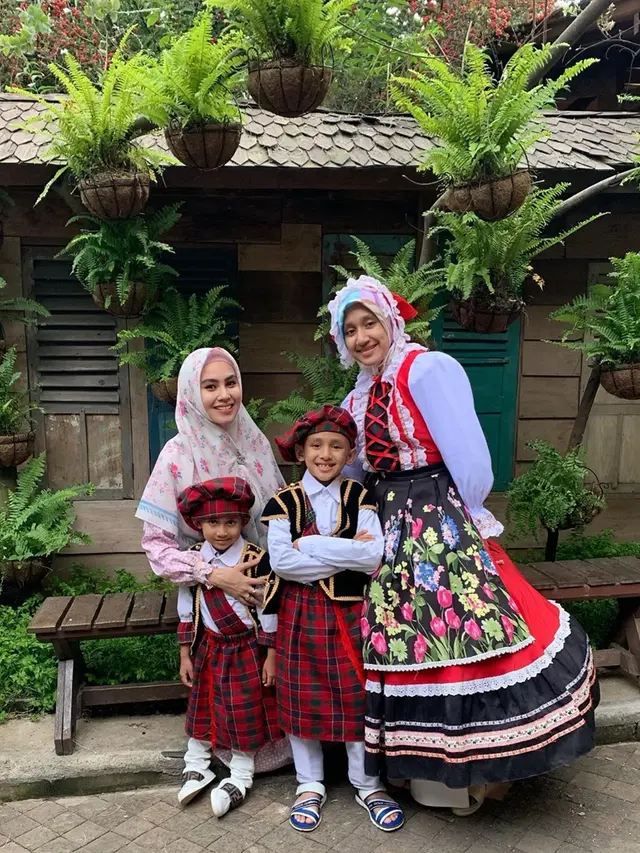 Jadi Ibu Sambung, Ini 6 Momen Keakraban Kartika Putri Bareng Ketiga Anak Habib Usman
