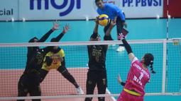 Pemain Jakarta BIN, Chen Peiyan (kanan) melepaskan spike yang berusaha diblok dua pemain Gresik Petrokimia Pupuk Indonesia, Mediol Stiovanny Yoku (tengah) dan Nety Dyah Puspitarani pada laga Final Four Proliga 2023 yang berlangsung di GOR Jatidiri, Semarang, Jawa Tengah, Kamis (2/3/2023) malam WIB. Jakarta BIN menang 3-2 (25-18, 23-25, 25-20, 21-25 dan 15-13). (Dok. Proliga 2023)