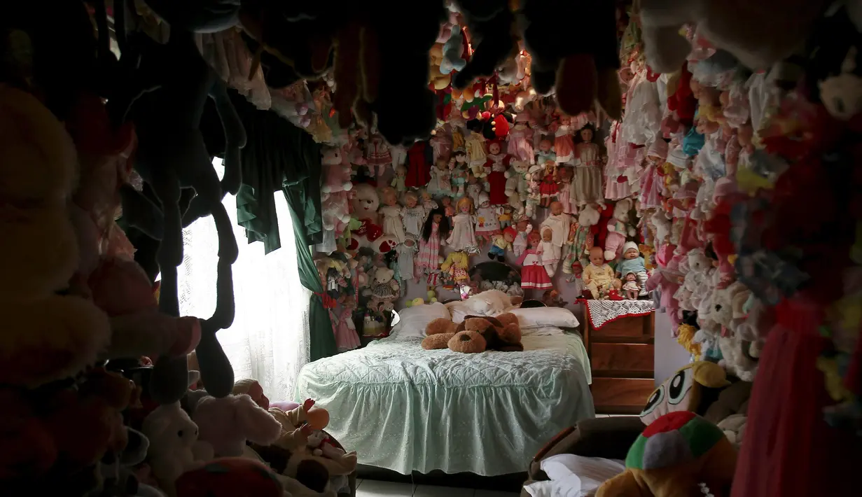 Sejumlah boneka menghiasi Kamar tidur Adela Rojas di Heredia, Costa Rica (5/8/2015). Rojas telah mengumpulkan boneka selama lebih dari dua puluh tahun dan sekarang memiliki lebih dari 4.500 boneka. (REUTERS/Juan Carlos Ulate)