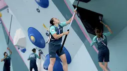 Para volunteer membersihkan dinding saat final panjat tebing boulder putra Olimpiade Paris 2024 di Le Bourget, Paris, Prancis pada Jumat, 9 Agustus 2024. (AP Photo/Tsvangirayi Mukwazhi)
