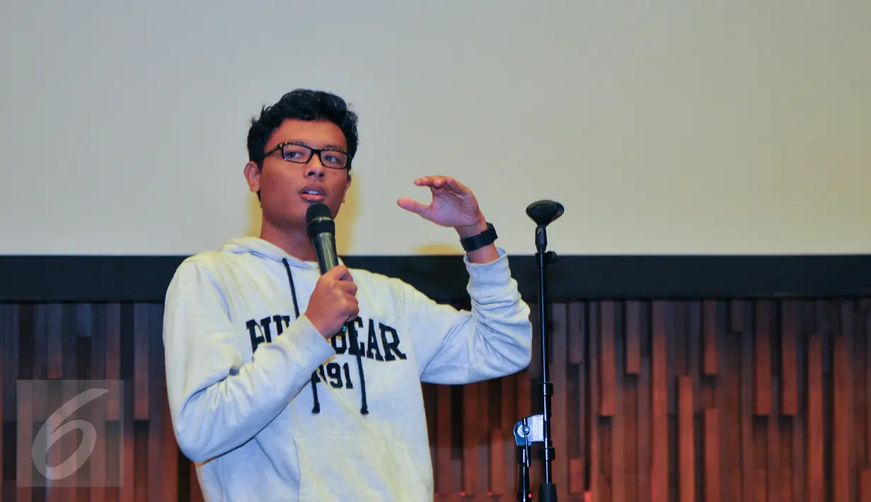 Finalis Stand up comedi Torabika Capucino Cool Expresion, Falah Akbar  ketika menghibur redaksi liputan6 di kantor SCTV, Jakarta, (3/6). Babak grand final sendiri akan diselenggarakan pada Sabtu (4/6) di Plaza Barat Senayan. (Liputan6.com/Yoppy renato)
