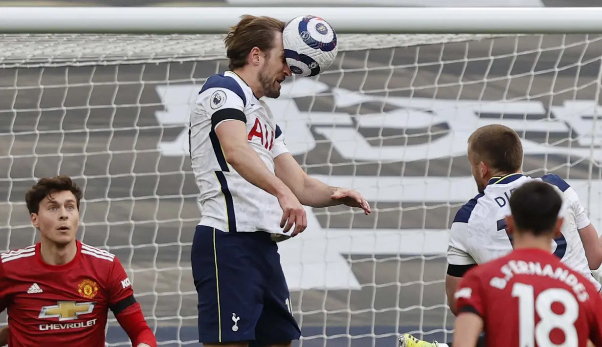 Striker Tottenham Hotspur, Harry Kane juga tak mau kalah untuk menciptakan peluang di babak pertama, namun usahanya masih belum maksimal. (Foto: AP/Pool/Adrian Dennis)