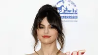 Aktris Selena Gomez berpose saat menghadiri Hollywood Beauty Awards 2020 di The Taglyan Complex di Los Angeles, California (6/2/2020). Selena Gomez tampil dengan sepatu hak tinggi langit perak dan beberapa cincin di jarinya. (AFP Photo/Tibrina Hobson)