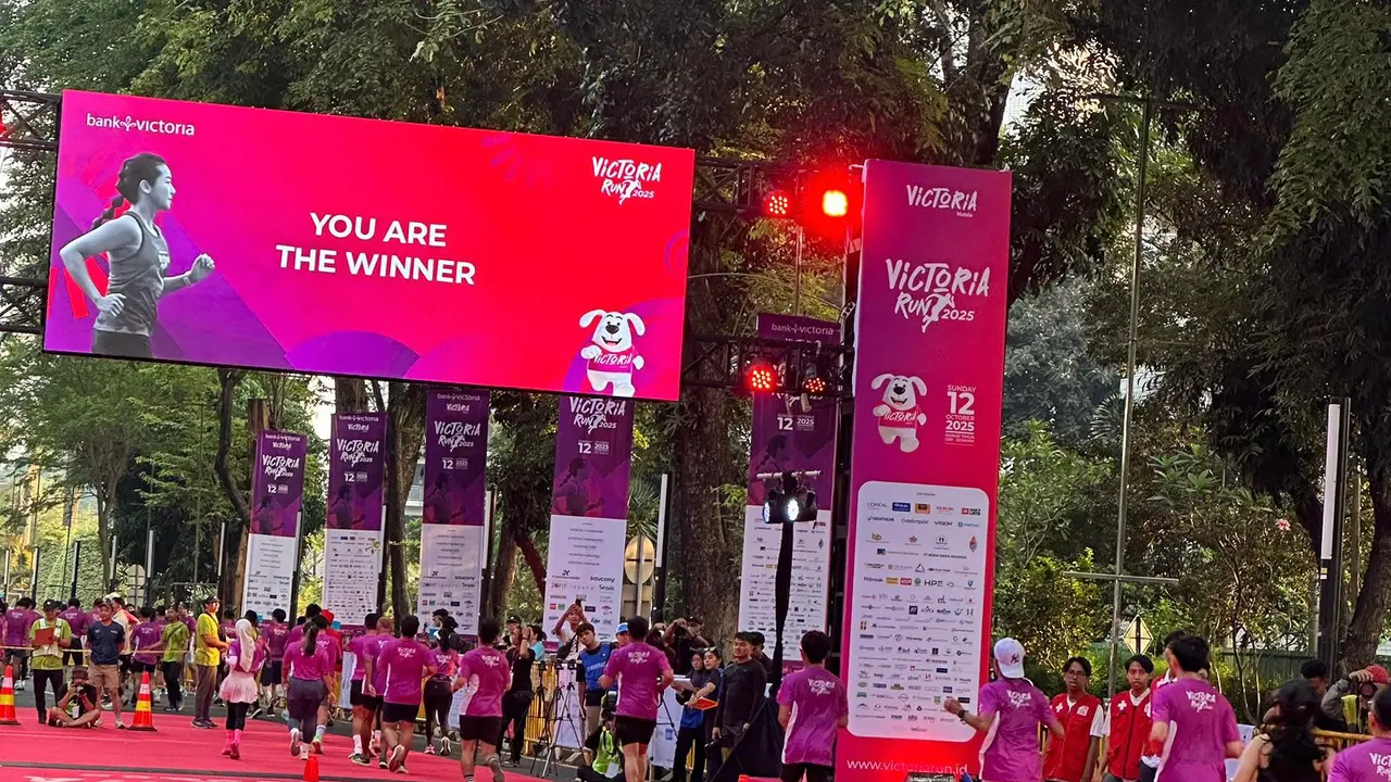 Gubernur DKI Jakarta Pramono Anung membuka Victoria Run 2025