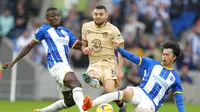 Gelandang Chelsea, Mateo Kovacic dikepung dua pemain Brighton, Moises Caicedo dan Kaoru Mitoma, Sabtu (29/10/2022). (AP Photo/Kirsty Wigglesworth)