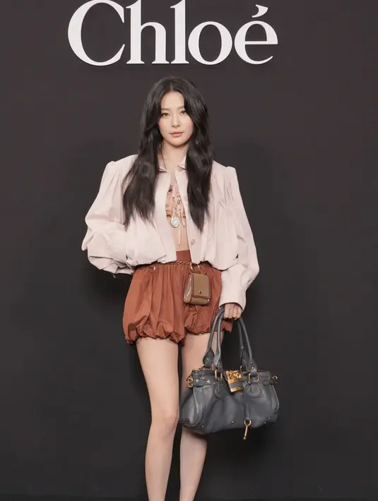 <p>Seulgi tampil dengan rok balon disertai jaket cropped yang hadirkan detail volume. [Foto: Chlo&eacute;.dok]</p>