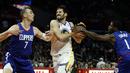 Pemain Warriors, Omri Casspi (tengah) berusaha melewati adangan dua pemain Los Angeles Clippers pada laga NBA basketball game di Staples Center, Los Angeles, (6/1/2018). Warriors 121-105. (AP/Alex Gallardo)