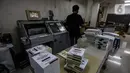 Pekerja mencetak di mesin cetak digital printing PT Bintang Sempurna di kawasan Benhil, Jakarta Pusat, Rabu (24/2/2021). Setidaknya omset yang dihasilkan digital printing ini tidak sebesar seblum pandemi berlangsung. (Liputan6.com/johanTallo)
