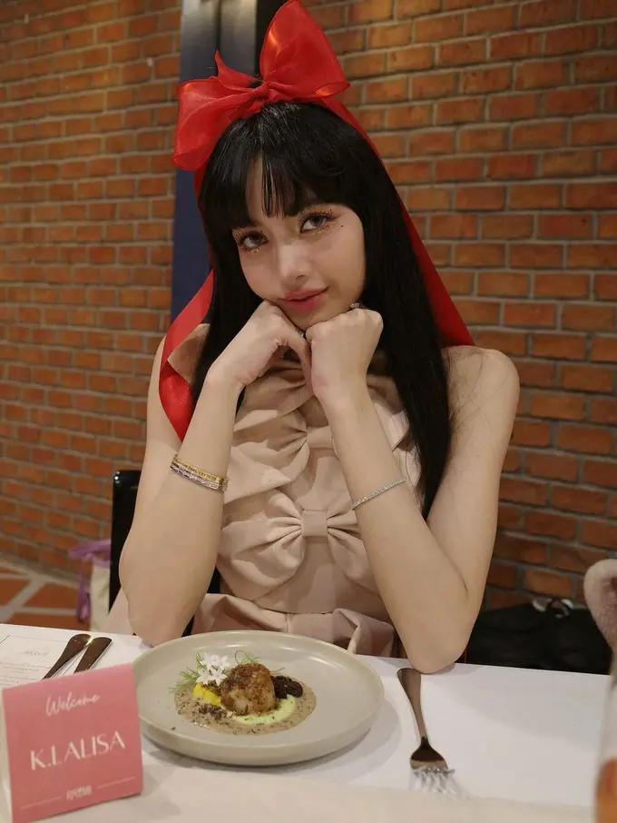 8 Potret Lisa BLACKPINK bak Boneka Hidup Dibalut Ribbon Dress saat Rayakan Ultah di Thailand
