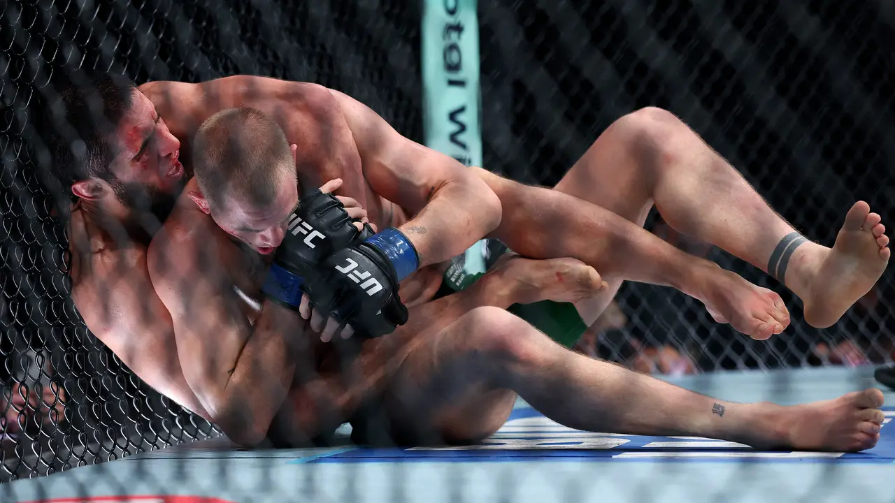 Islam Makhachev Pertahankan Gelar Usai Menang atas Ian Machado Garry di UFC 330