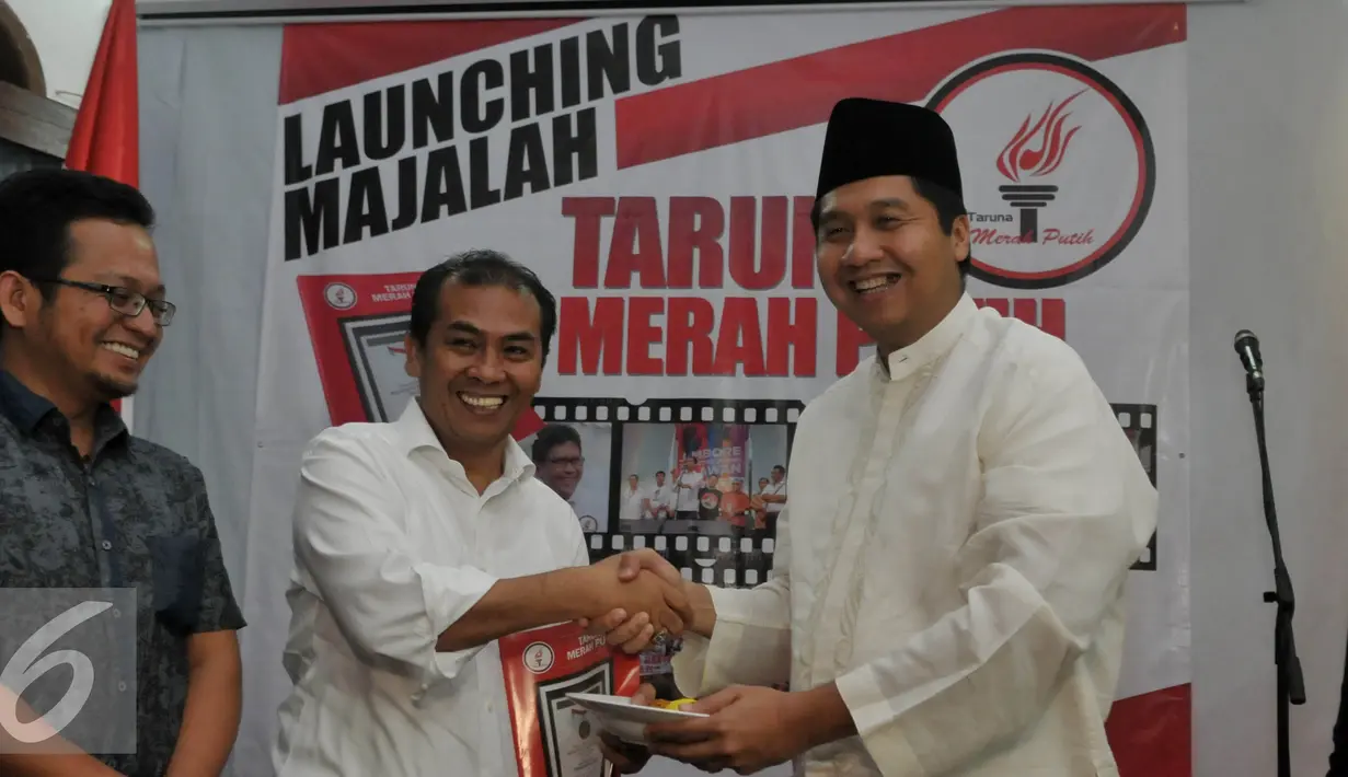 Ketua Umum DPP Taruna Merah Putih Maruarar Sirait (kanan) berjabat tangan dengan Sukur Nababan (kedua kanan) saat peluncuran Majalah Taruna Merah Putih di Jakarta, Kamis (9/7/2015). (Liputan6.com/Johan Tallo)
