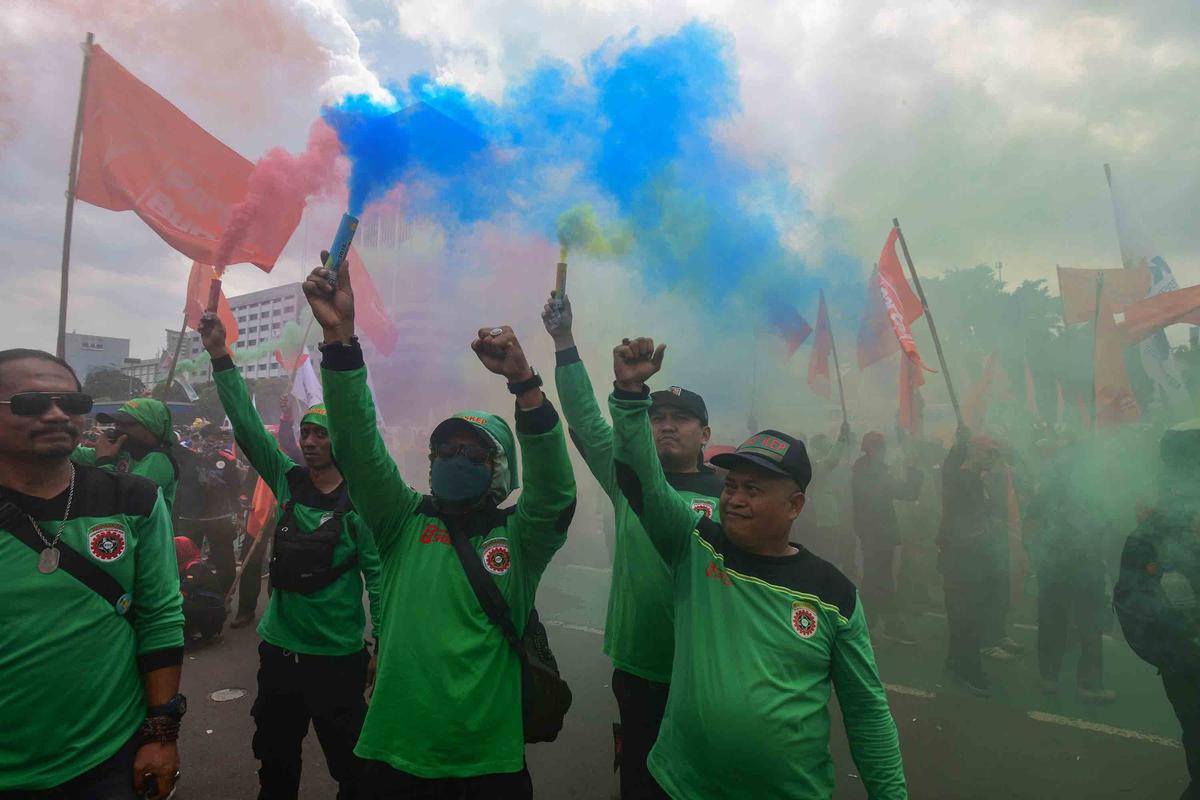 FOTO: Ribuan Buruh Geruduk DPR, Usung Enam Tuntutan Utama