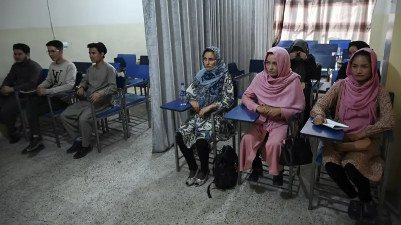 FOTO: Ikuti Taliban, Universitas di Afghanistan Pisah Pria dan Wanita dengan Tirai