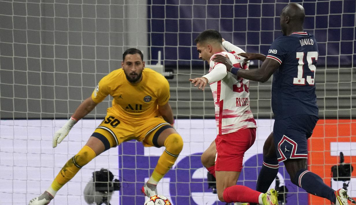 RB Leipzig berpeluang menambah gol di menit ke-12 saat memperoleh hadiah penalti yang diberikan wasit akibat Andre Silva dijatuhkan pemain PSG, Danilo Pereira di dalam kotak penalti. (AP/Michael Sohn)