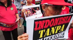 Mereka membawa berbagai macam tulisan yang isinya menolak militerisme di Indonesia, Jakarta, Senin (7/7/2014) (Liputan6.com/Faizal Fanani) 