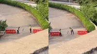 Satpam Gabut Main Pembatas Jalan Ini Curi Perhatian, Bahagia Itu Sederhana