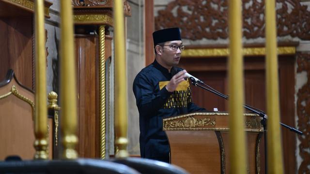 Potret Kebersamaan Ridwan Kamil dan Anies Baswedan di Masjid Agung Sumedang