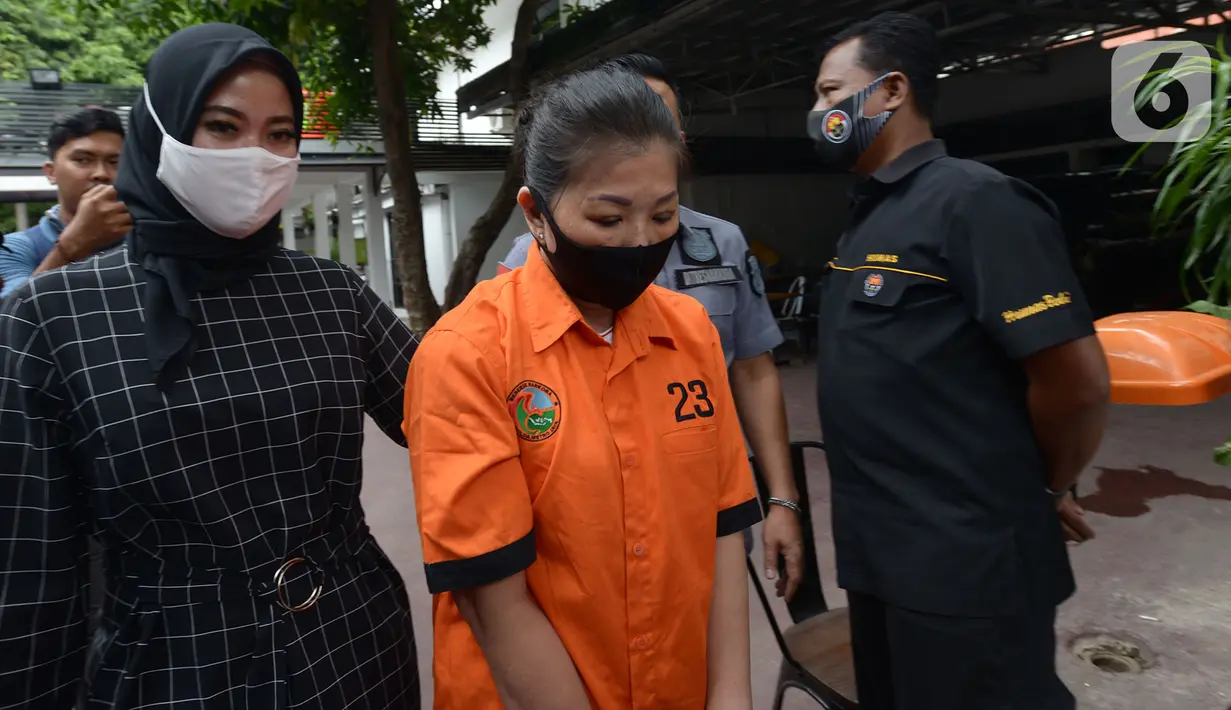 Polisi menggelandang tersangka kasus narkoba di Apartemen Kalibata City saat konferensi pers, Polda Metro Jaya, Jakarta, Rabu (15/7/2020). Dit Narkoba Polda Metro Jaya meringkus wanita berinisial TI alias II dengan barang bukti 15.000 butir pil ekstasi dan 5.500 happy five. (merdeka.com/Imam Buhori)