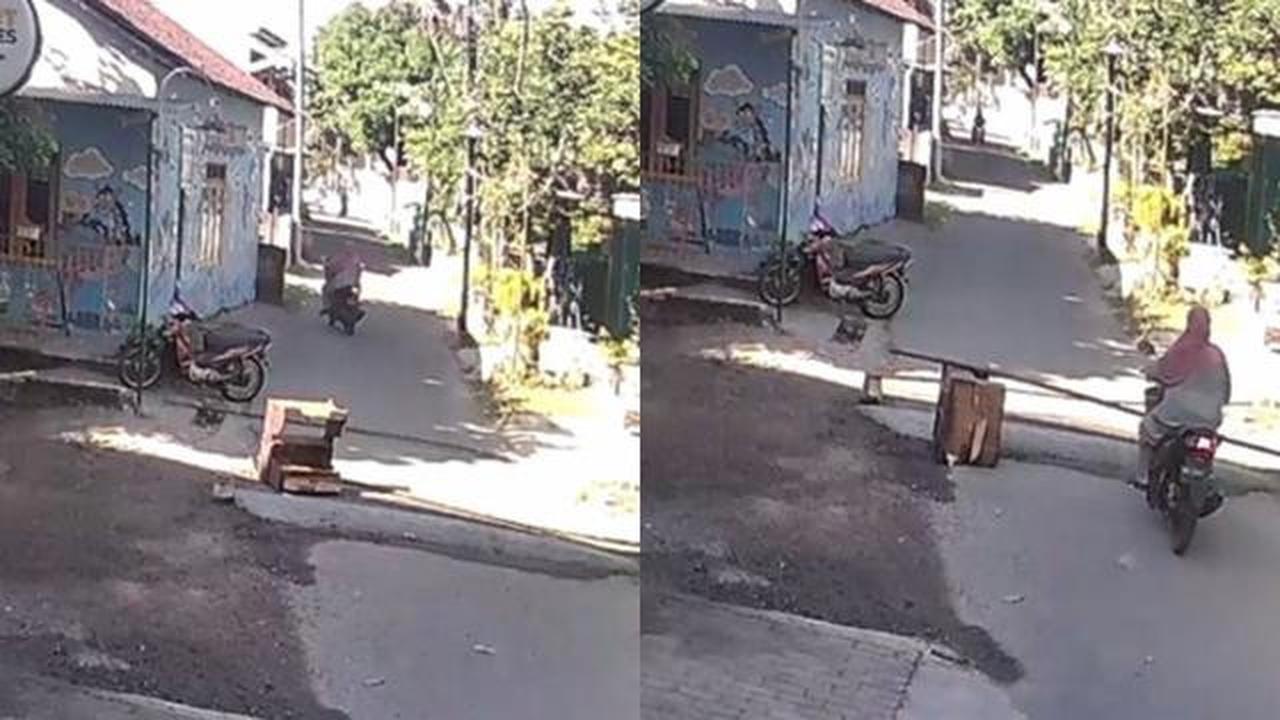 Pemotor Ibu-Ibu Kurang Hati-Hati Melintasi Jalan di Perkampungan, Akhirnya Menabrak Pembatas Bambu