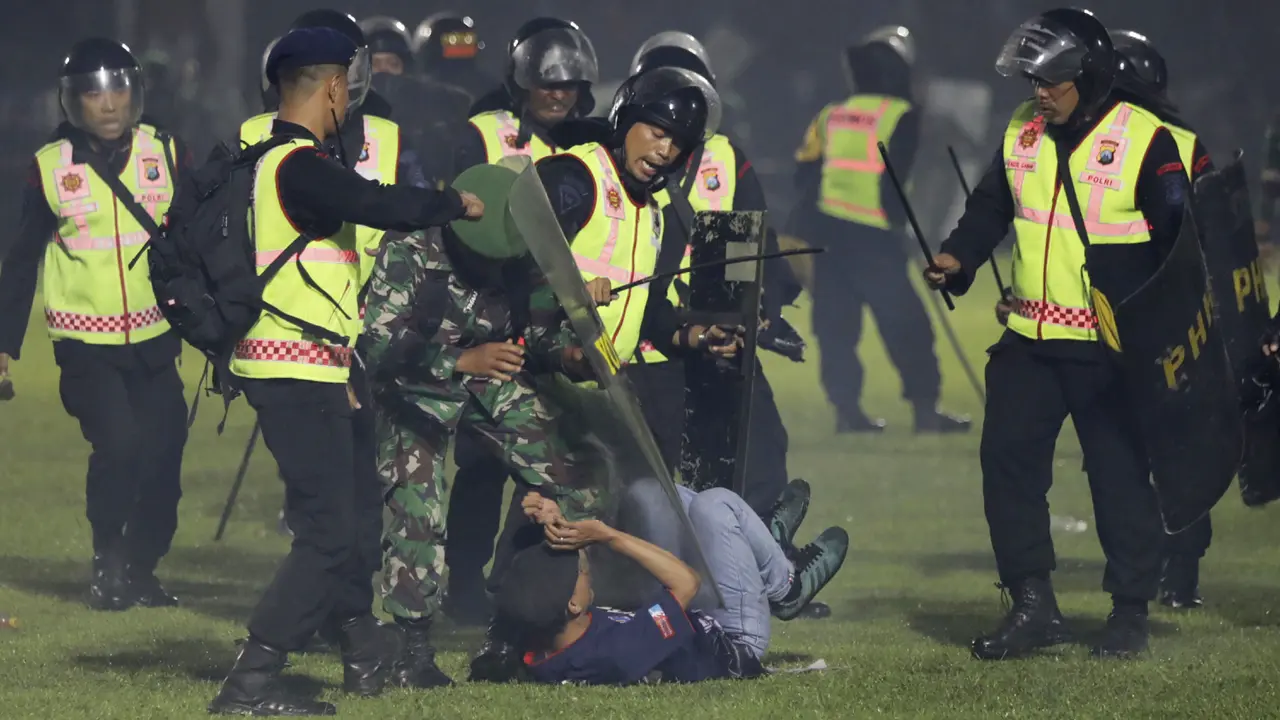 Foto: Nasib Malang Sepak Bola Indonesia, 127 Orang Kehilangan Nyawa di Stadion Kanjuruhan