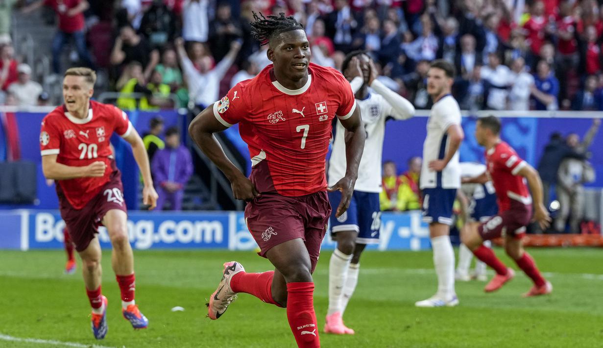 <p>Pemain Swiss, Breel Embolo melakukan selebrasi setelah mencetak gol pertama timnya ke gawang Inggris pada laga perempat final Euro 2024 di Duesseldorf Arena, Duesseldorf, Jerman, Sabtu (06/07/2024). (AP Photo/Frank Augstein)</p>