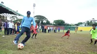 Kunjungi Ambon, Menpora Sempatkan Main Bola Bareng Bocah