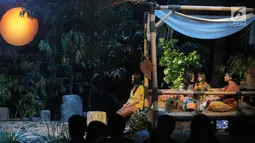 Maudy Koesnaedi memainkan teater bertajuk Beralas Bumi, Beratap Langit di Gedung TVRI, Jakarta, Jumat (27/9/2019). Teater yang didukung Bakti Budaya Djarum Foundation menceritakan tentang kekayaan alam dan budaya orang rimba di Taman Nasional Bukit Dua Belas, Jambi. (Liputan6.com/Faizal Fanani)