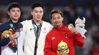Agus Prayoko pesenam Indonesia (kanan) yang turun di nomor kuda lompat ( pole vault) berhasil meraih medali perunggu di Asian Games 2018 yang bertempat di JIExpo Kemayoran Hall D, Jakarta Jumat (24//8/2018).(Bola.com/Peksi Cahyo)